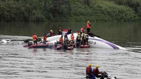 Impresionante vídeo casero de la caída del avión taiwanés accidentado