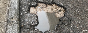 Baches que se arreglan con agua de lluvia, así es la idea del mexicano que patentó "asfalto" que se regenera solo