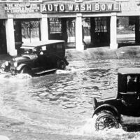 Si la pregunta es cómo se lavaban los coches hace 100 años, la respuesta es inundando plazas
