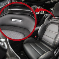 Un logotipo de metal en el asiento, un sol de justicia y dos demandas: así ha llegado Mercedes-AMG a los tribunales por los logotipos metálicos de los asientos de sus coches