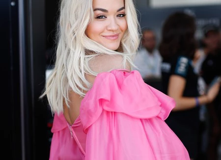 El mono rosa de Rita Ora que nos resolvería todos los eventos la próxima primavera