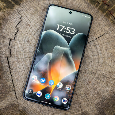 Mientras discutíamos sobre cámaras y baterías, los móviles llevan años librando otra guerra mucho más feroz: la del brillo 