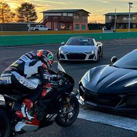 Esto es lo que pasa cuando la Ducati Panigale V4 SP2 se enfrenta a tres de los coches más rápidos del mundo