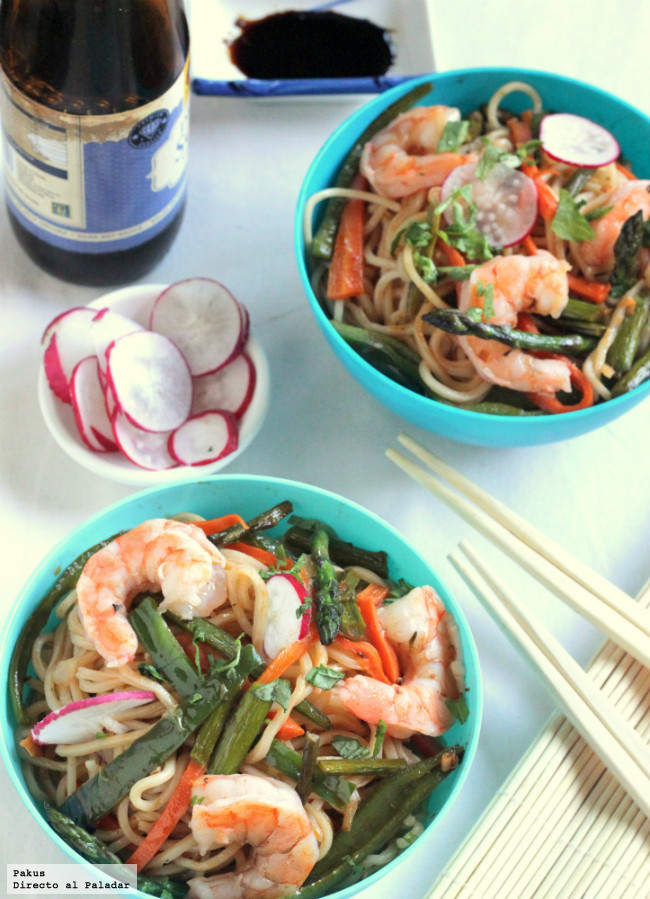 Noodles con langostinos y verduras a la soja, receta ligera para wok