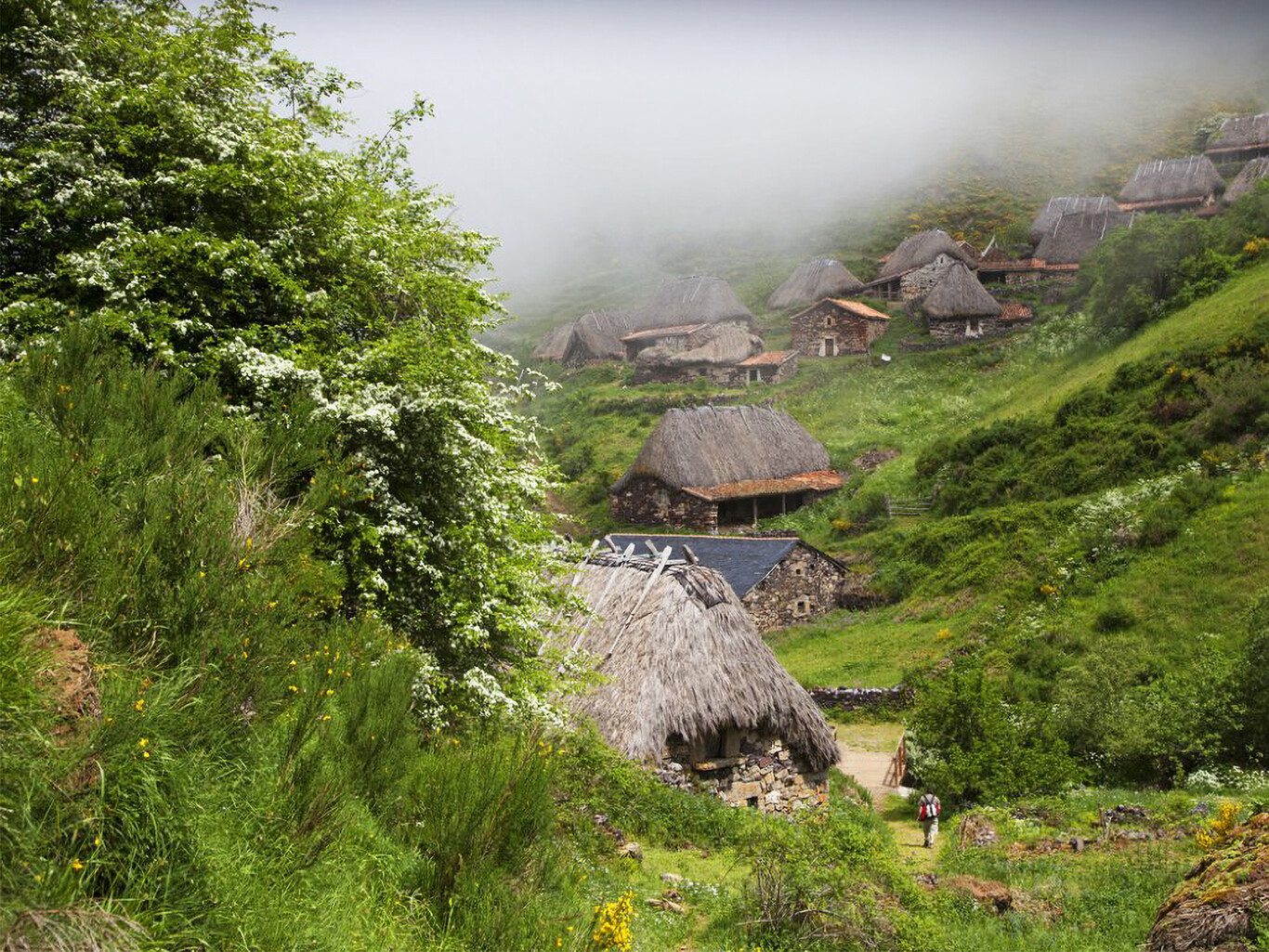 Vista de los teitos de piedra de la braña de La Pornacal en Somiedo, Asturias