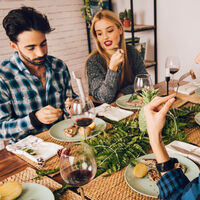 "Socializar me deja sin energía": qué es el agotamiento social y cómo evitar que relacionarte con otras personas acabe saturándote 