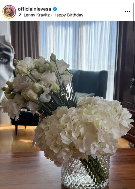 Su salón es elegante y cuenta con piezas singulares.