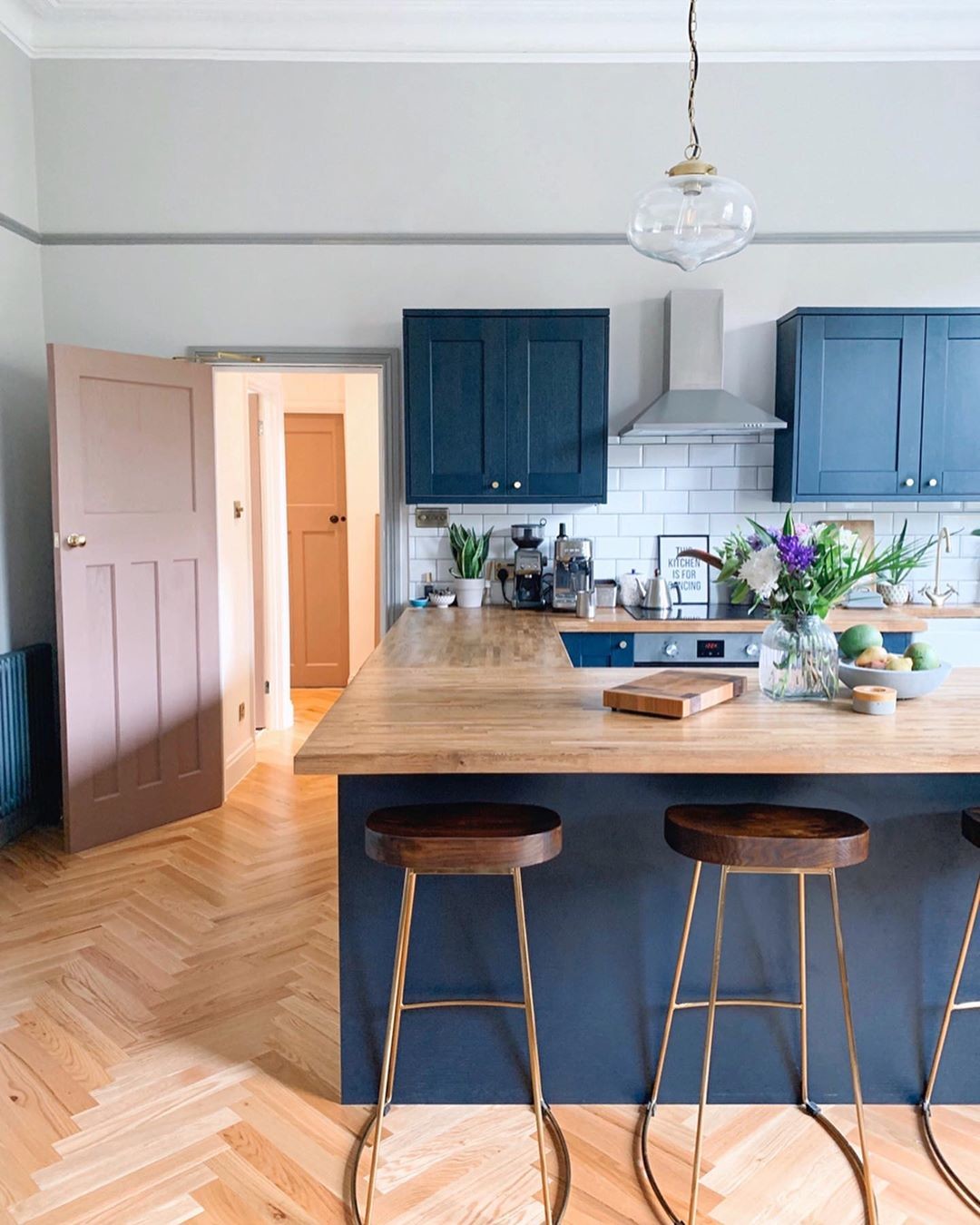 El "classic blue" también es un buen color para los muebles de cocina