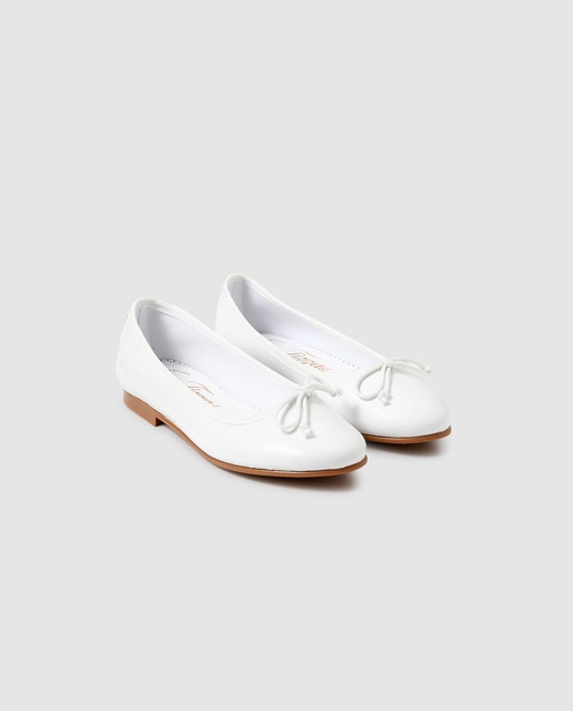 TIZZAS
BAILARINAS DE NIÑA TIZZAS DE COLOR BLANCO CON ADORNO DE LAZO