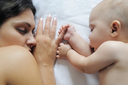 El colecho hace niños más inseguros y dependientes, afirma el doctor Estivill