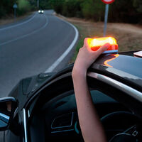 Sí, las balizas V16 transmiten tu posición en caso de accidente. No, la DGT no puede "espiarte" con ellas