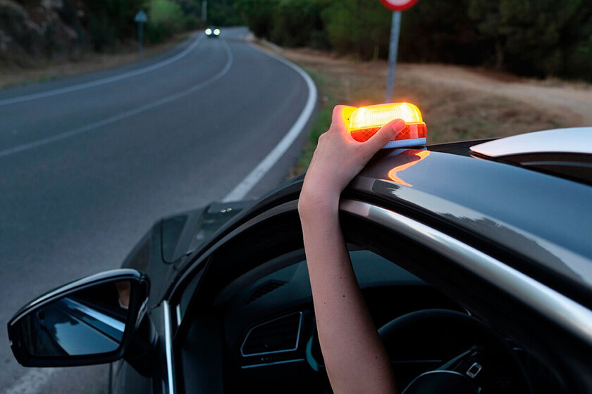 Desmontando uno de los mitos más recurrentes de las balizas V-16: que la DGT nos va a "espiar" con ellas