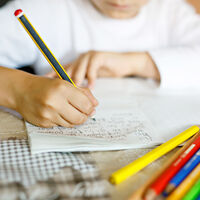 Escribir a mano mejora la memoria de los niños y les hace más inteligentes: estas son las razones