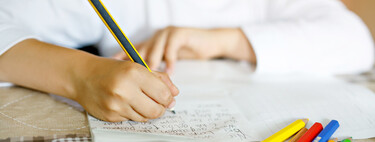 Escribir a mano mejora la memoria de los niños y les hace más inteligentes: estas son las razones
