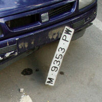 Las multas de la DGT por llevar la matrícula del coche sucia, caída o no reflectante