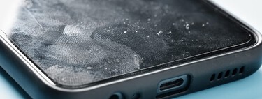 Llevar el móvil sucio tiene riesgos: así puede afectar a su rendimiento e incluso a nuestra salud