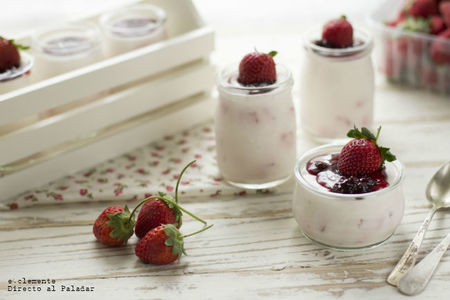 Postre de yogur con fresas. Receta