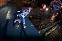 Robbie Maddison realiza el primer drop-in indoor