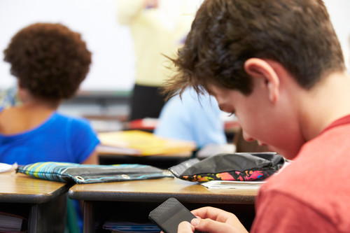 ¿Se deberían prohibir los móviles en los colegios?