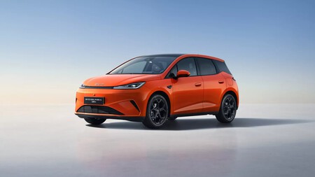 O BYD Dolphin G DM-i mede 4,16 m de comprimento, o que a coloca entre os subcompactos urbanos e os compactos