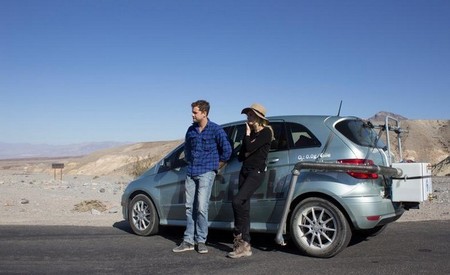 Sobrevivir al desierto sólo con el agua producida por un Mercedes-Benz Clase B F-Cell: un caso para la división Fringe