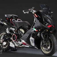 El scooter racing más bestia de la historia se llama Italjet, se conduce como una moto y tiene aires de MotoGP