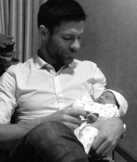 La primera foto de Xabi Alonso con su nena es para morir de amor