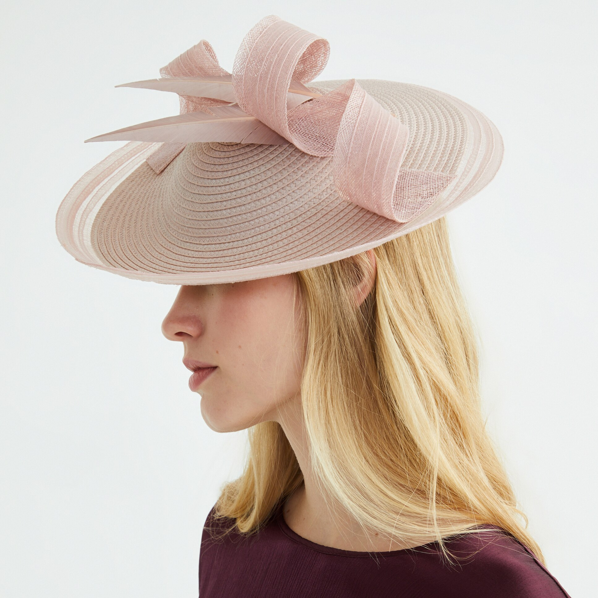 Latouche
Tocado tipo wedd con rafia y plumas