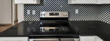 Este invento de Ikea por menos de 15 euros protege la vitro y amplia el espacio en encimeras de cocinas pequeñas