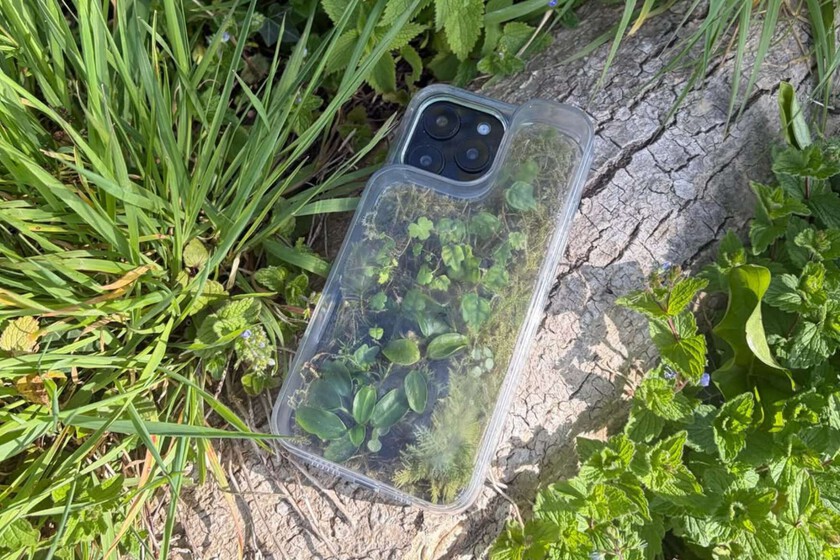 Se la cuelan a Apple: suben una foto a su cuenta oficial de Instagram y resulta que el iPhone es falso