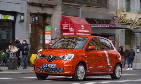 Probamos el Renault Twingo Electric: un coche eléctrico vivo y ágil en ciudad pero nervioso en carretera