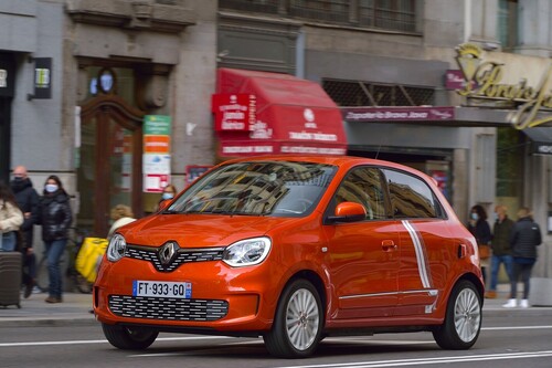 Probamos el Renault Twingo Electric: un coche eléctrico vivo y ágil en ciudad pero nervioso en carretera