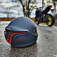 Por que encontrar um capacete de moto no meio da rua é um sinal que não deve ser ignorado 