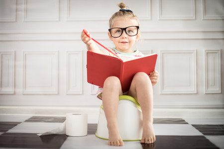 ¿Es normal que una niña tenga flujo vaginal?