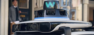 "¿Es una broma?" Iba al aeropuerto a coger un avión y casi lo pierde porque su taxi sin conductor le dejó atrapado dando vueltas en el aparcamiento