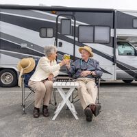 Los jubilados ya no van a Benidorm: muchos viven la vida en autocaravana. Por eso cada vez hay más soluciones ingeniosas para ellos como estas 