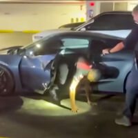 "¿Puedo salir?" Quiso robar un Corvette y se quedó atrapado dentro porque no sabía cómo abrir las puertas eléctricas del coche. El dueño lo grabó todo