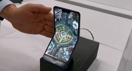 Sharp muestra un prototipo de teléfono plegable con pantalla AMOLED de 6,18 pulgadas
