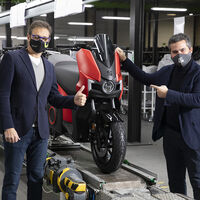 Silence vuelve a fabricar baterías tras el incendio de su planta y ya tiene listas las primeras motos eléctricas de SEAT