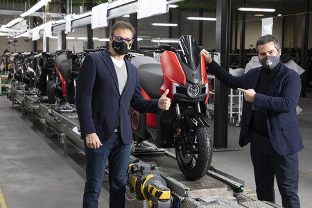 Silence vuelve a fabricar baterías tras el incendio de su planta y ya tiene listas las primeras motos eléctricas de SEAT