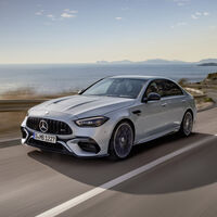Cambio de tercio. El Mercedes-AMG C 63 S E Performance llega electrificado y con mucha más potencia, pero con menos cilindros y más peso