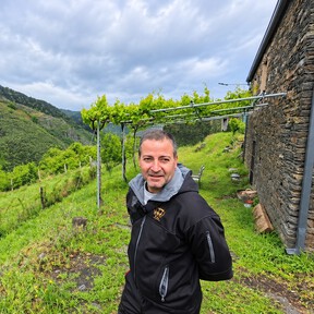 Álvaro, de 39 años, dejó la ciudad para salvar un pueblo olvidado de Asturias: "Mi objetivo es mantenerlo" 