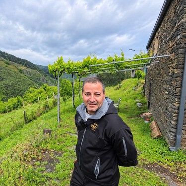 Álvaro, de 39 años, dejó la ciudad para salvar un pueblo olvidado de Asturias: "Mi objetivo es mantenerlo" 