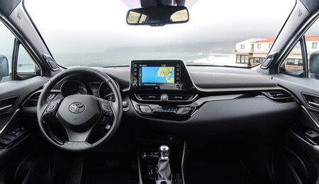 Toyota C-HR 2020, equipamiento interior