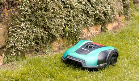 Este robot corta el césped por ti, se controla desde el móvil y hoy lo tienes a su precio mínimo en esta oferta flash de Amazon
