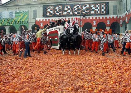 La batalla de las naranjas en Ivrea, Italia