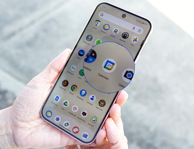 Foto de un Pixel 9 Pro XL con la app de calendario de Google