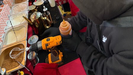 Dónde encontrar el famoso puesto de cafés hechos con taladro en CDMX: hay desde matcha hasta capuccino 