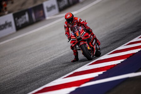 Pecco Bagnaia le birla la pole position a Maverick Viñales en el Red Bull Ring; Jorge Martín se hunde