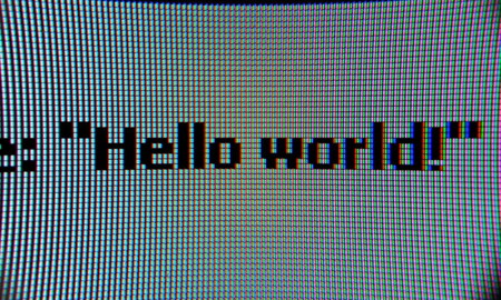 La polémica en torno al origen del "¡Hola, mundo!": desentrañamos en qué año empezó a utilizarse este ejemplo para programadores